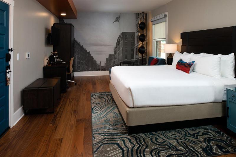 Standard King Room with City View image 4