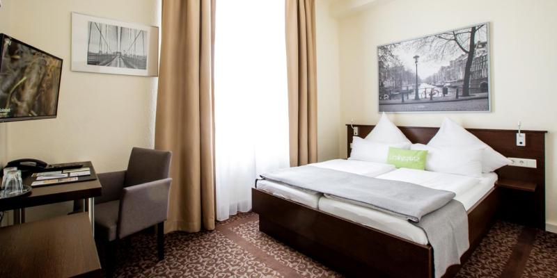 Double Room image 4