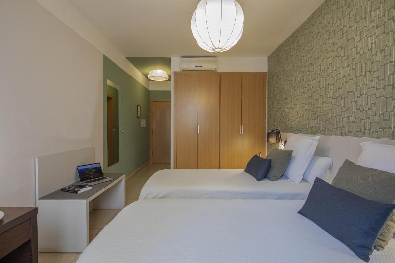 Twin Room image 4