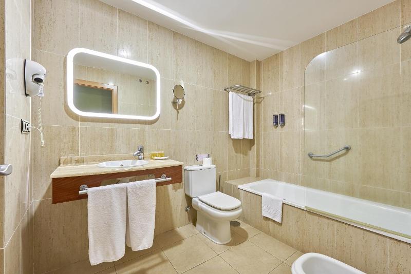 Twin Room image 2