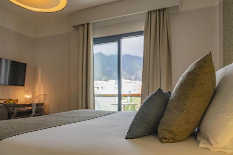 Twin Room with Balcony image 4