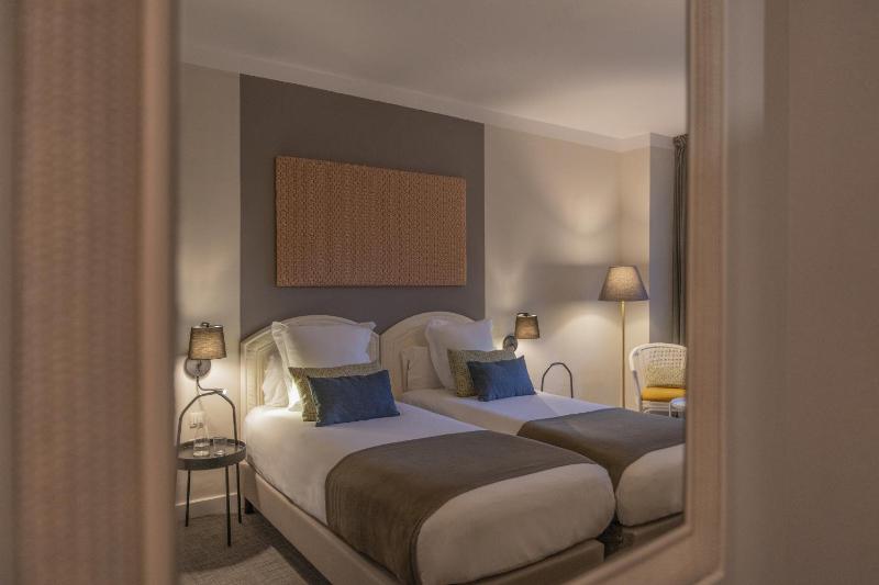 Double or Twin Room image 4