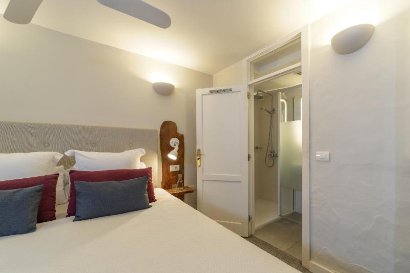 Large Double Room image 4