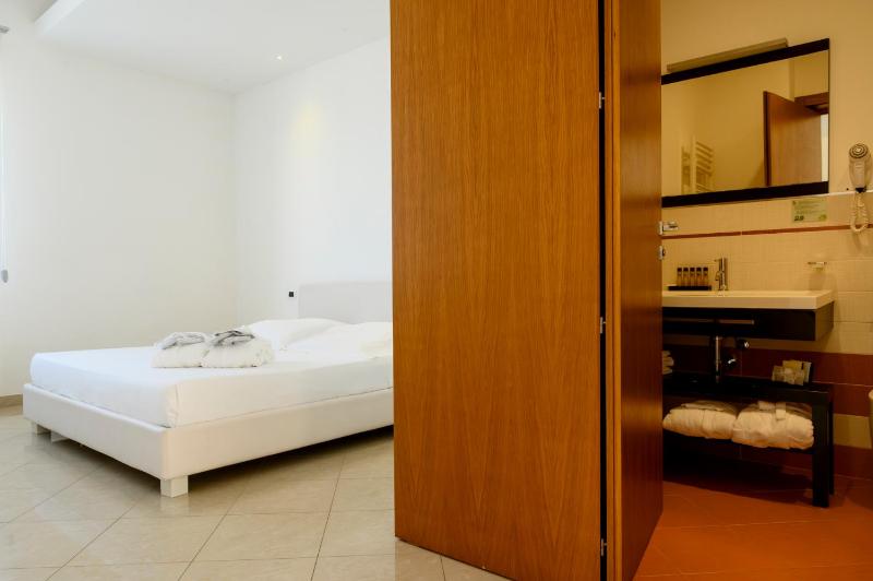 Deluxe Double Room image 2