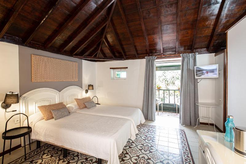 Superior Double or Twin Room with Garden View image 4