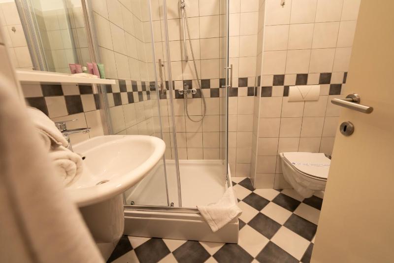 Standard Twin Room image 2