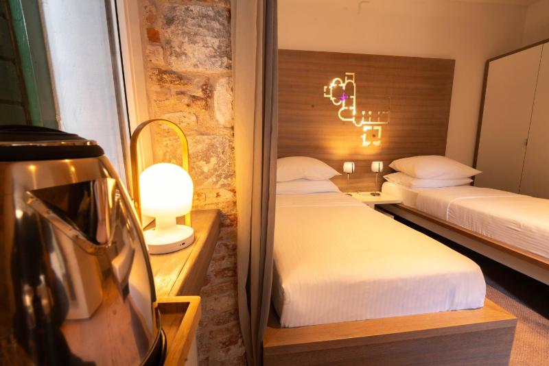 Standard Twin Room image 1