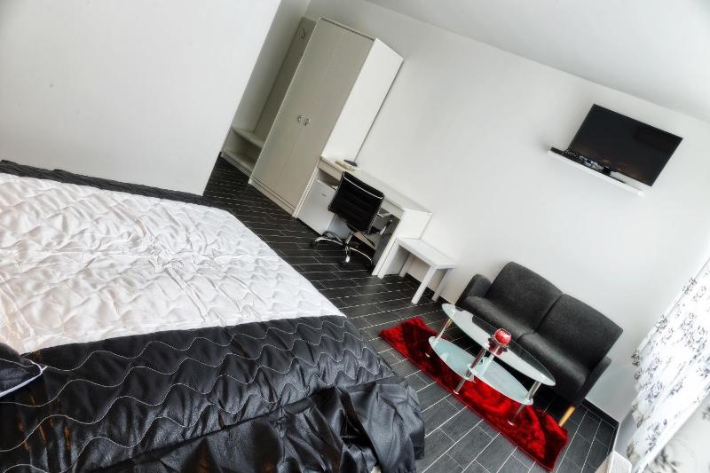 Deluxe Double Room with City View image 2