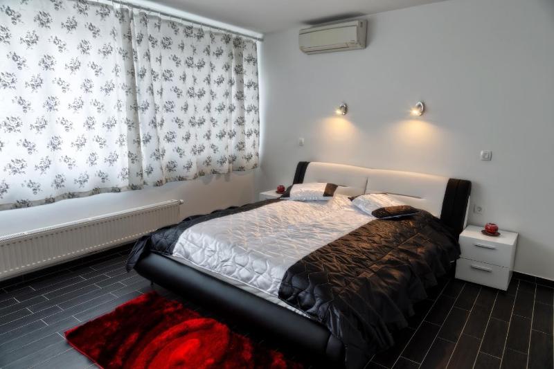 Deluxe Double Room with City View image 3