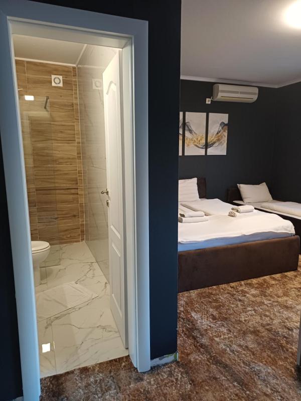 Triple Room with Balcony image 4