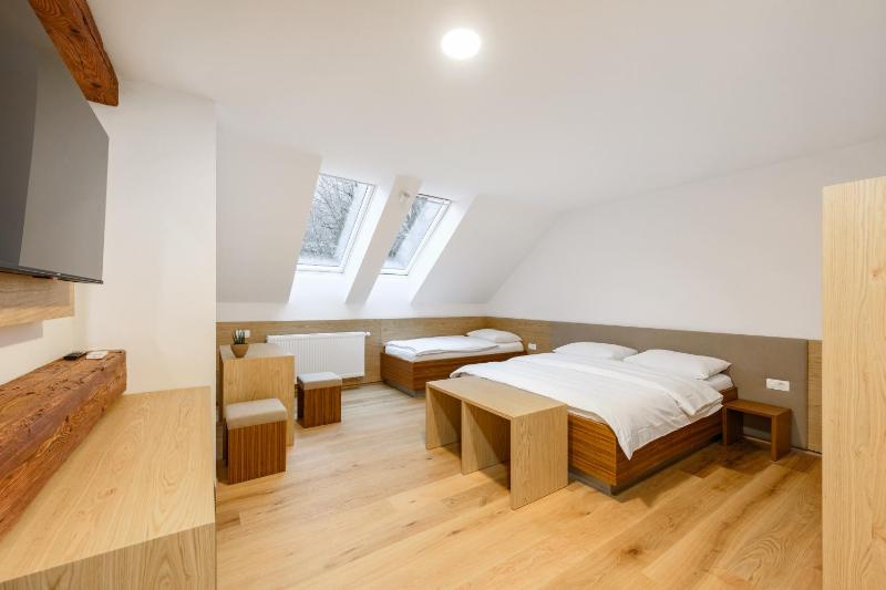 Standard Triple Room image 2