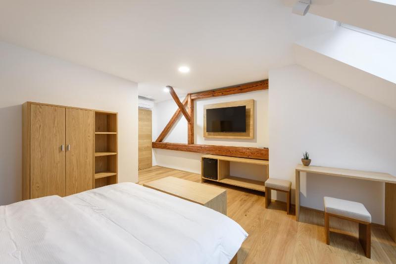 Standard Triple Room image 4