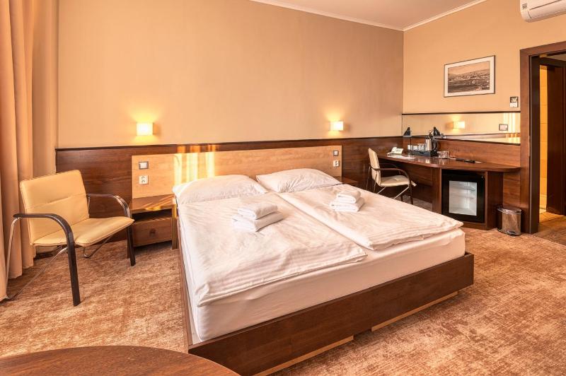 Superior Triple Room image 3
