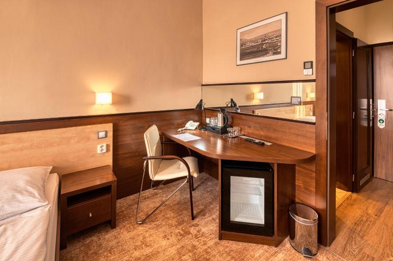Superior Triple Room image 4