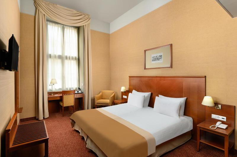 Superior Double Room image 4