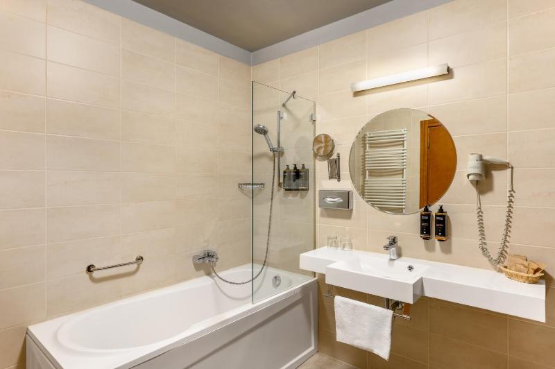Junior Suite with Two Single Beds and Sofa Bed image 3