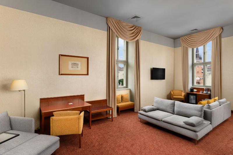 Junior Suite with Two Single Beds and Sofa Bed image 2