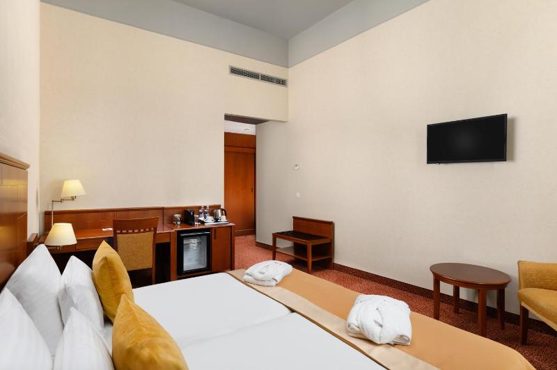 Privilege Twin Room image 2
