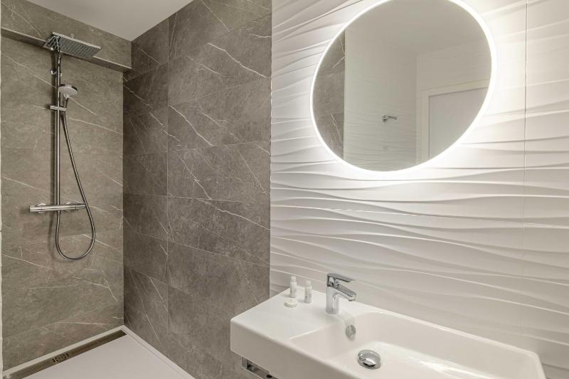 Triple Room - 1 Queen Bed 1 Single Bed image 2