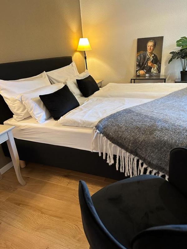 Small Double Room image 3