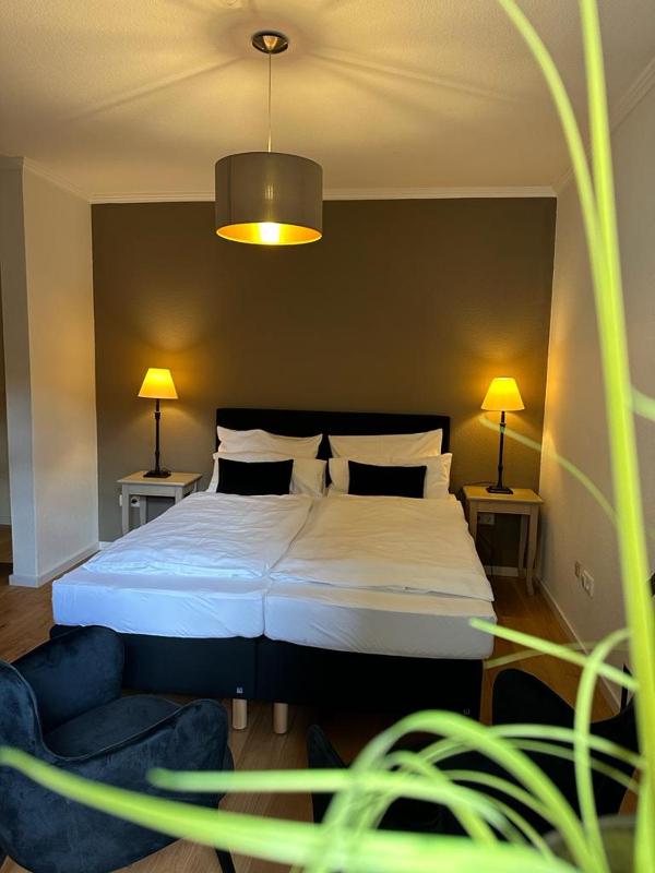 Small Double Room image 4