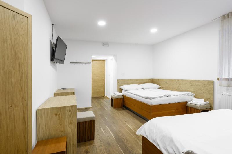 Queen Room - Disability Access image 4