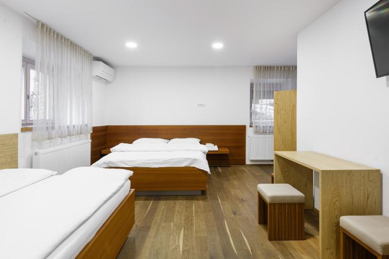Queen Room - Disability Access image 3