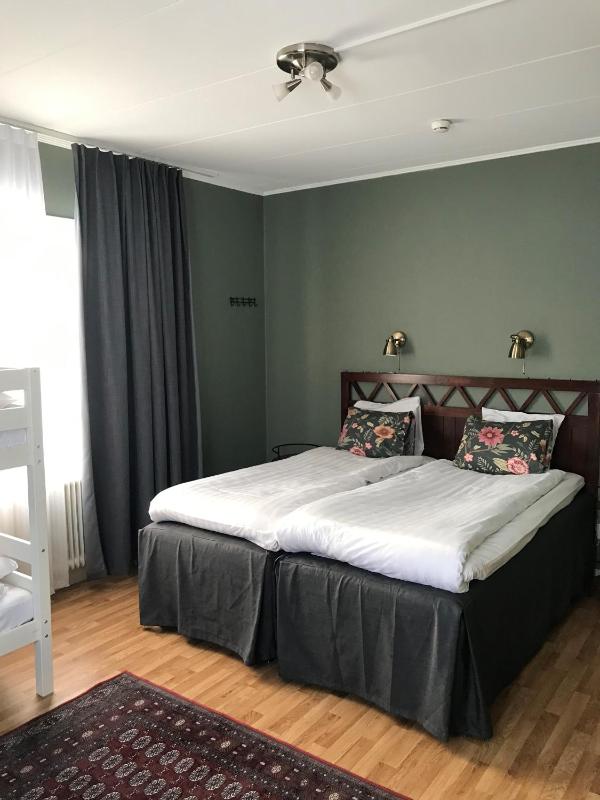 Quadruple Room with Shared Bathroom image 1