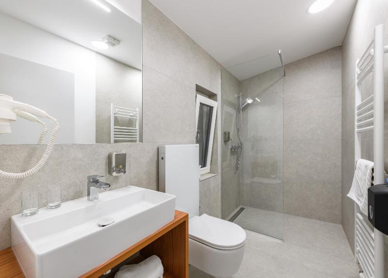 Standard Double Room image 3
