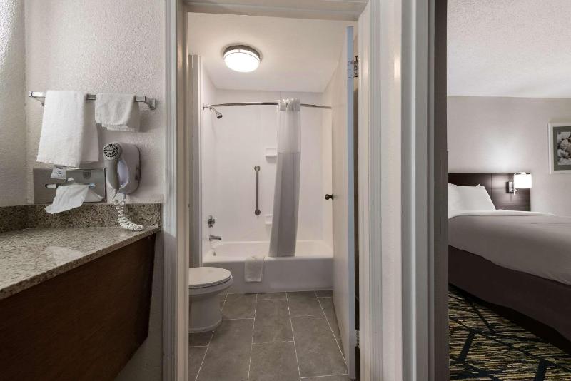 Quality Inn Orange Park Jacksonville - image 17