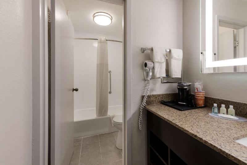 Quality Inn Orange Park Jacksonville - image 22
