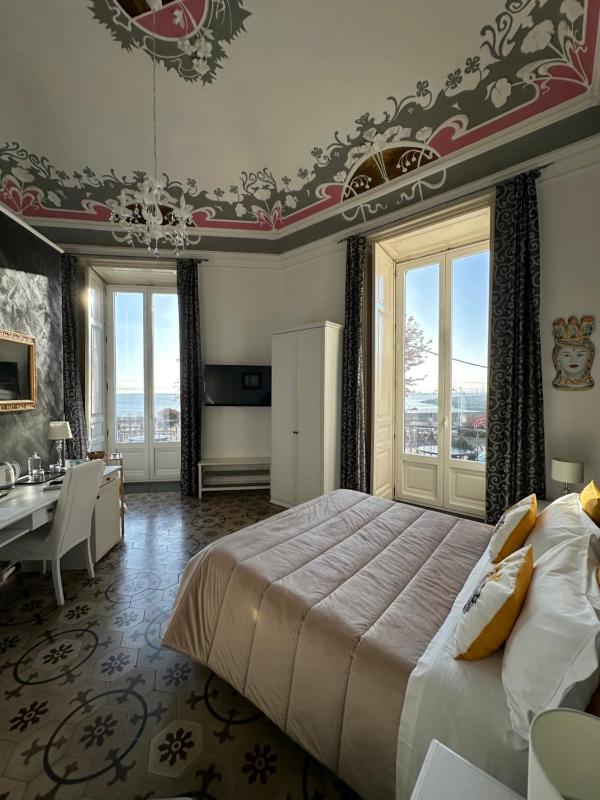 Queen Room with Spa Bath image 1