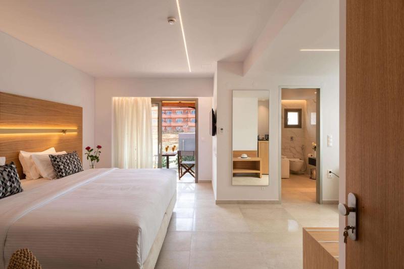White Deluxe Double Room image 1