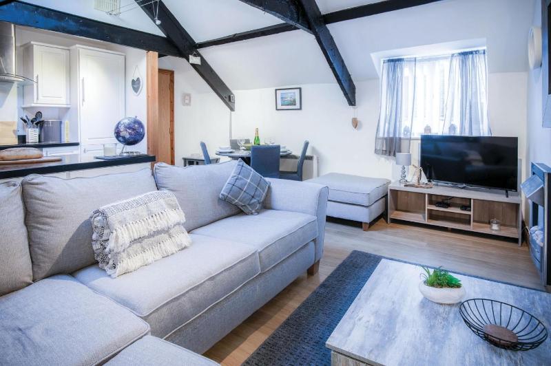 Cosy At The Mews - 2 Bedroom Apartment - Tenby - image 4