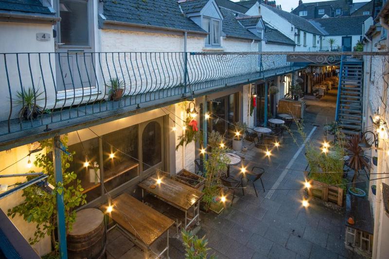 Cosy At The Mews - 2 Bedroom Apartment - Tenby - image 7