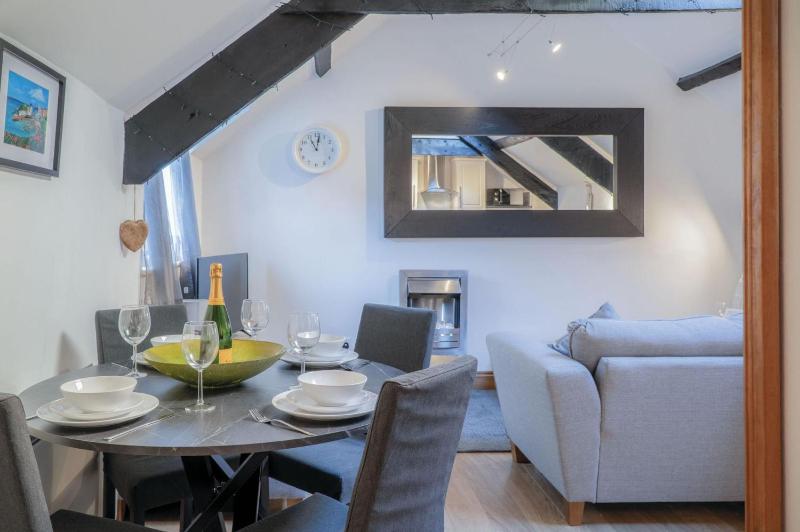 Cosy At The Mews - 2 Bedroom Apartment - Tenby - image 9