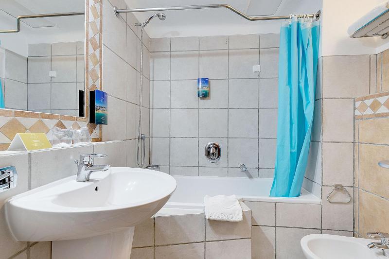 Twin Room image 1