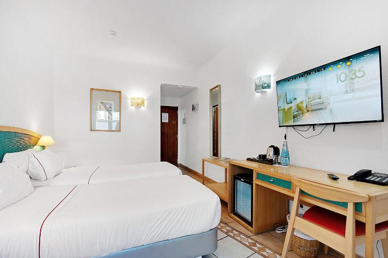 Twin Room image 3