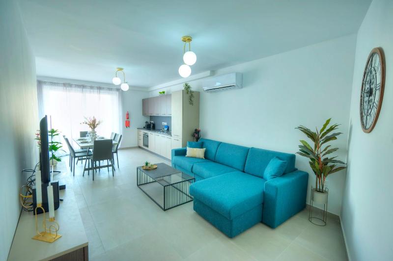 Spacious, bright & modern 3 bedrooms, balcony APIC1-1 Images