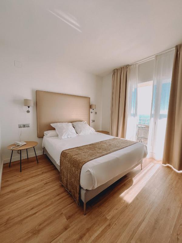 Double Room with Extra Bed (2 Adults + 1 Child) with Sea View image 1