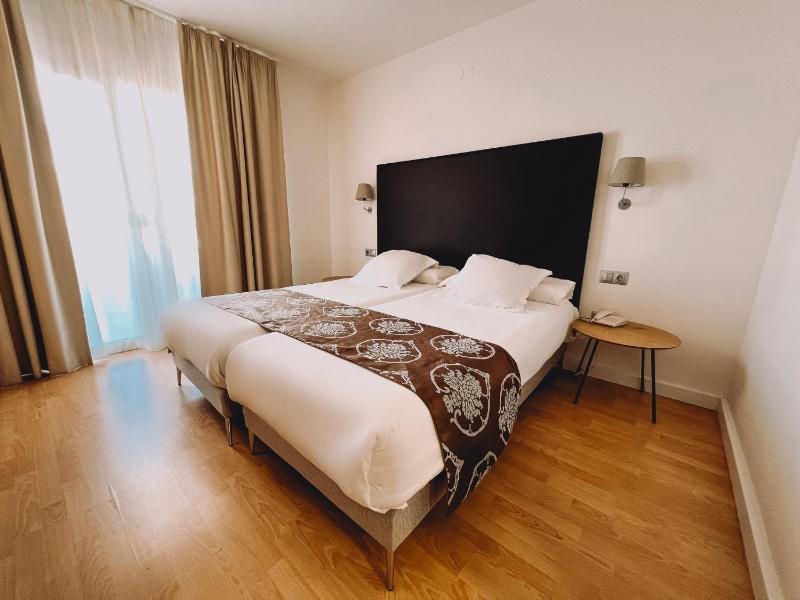 Double Room with Extra Bed (2 Adults + 1 Child) with Sea View image 3