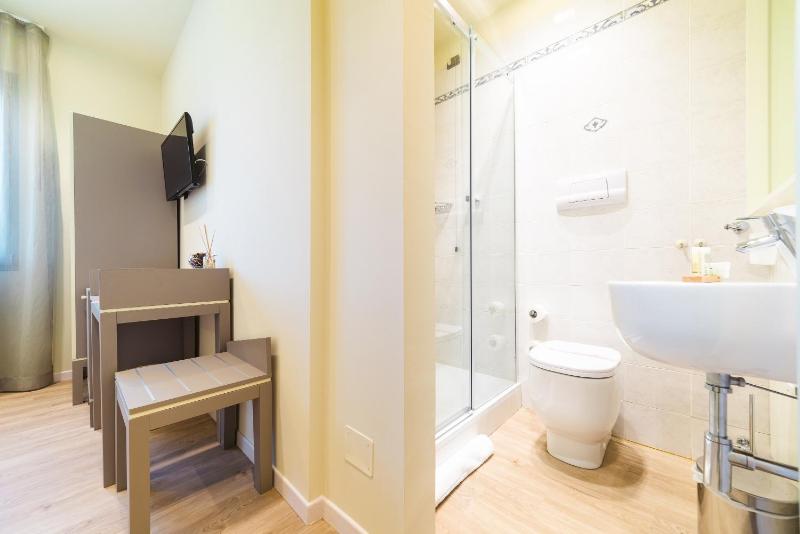 Double Room image 2