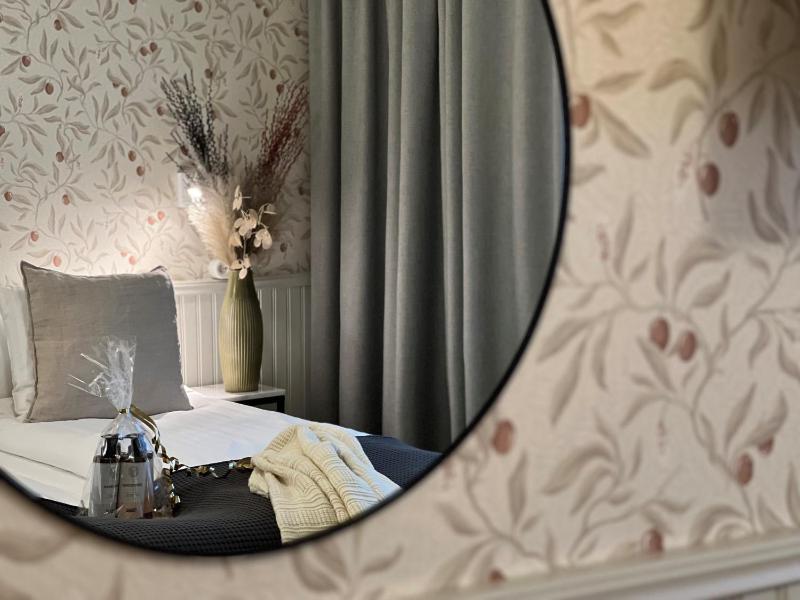 Standard Twin Room image 4