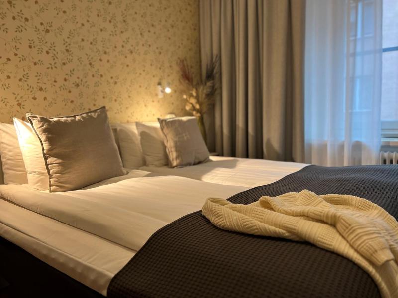 Standard Twin Room image 3