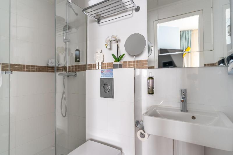 Small Single Room image 3