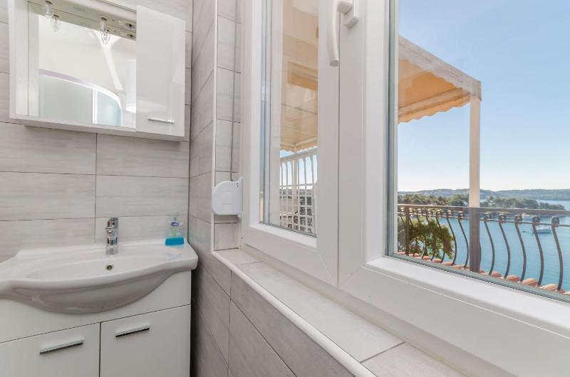 Apartment with Sea View image 3