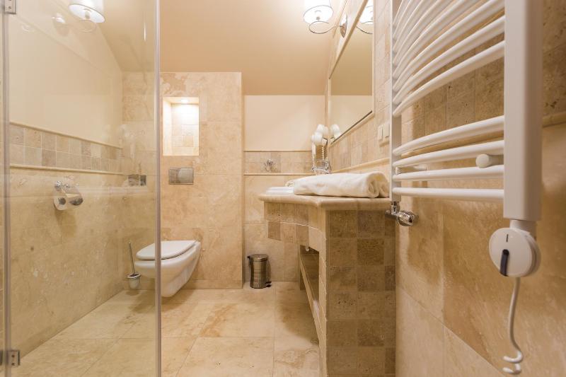 Luxury One-Bedroom Apartment II image 2