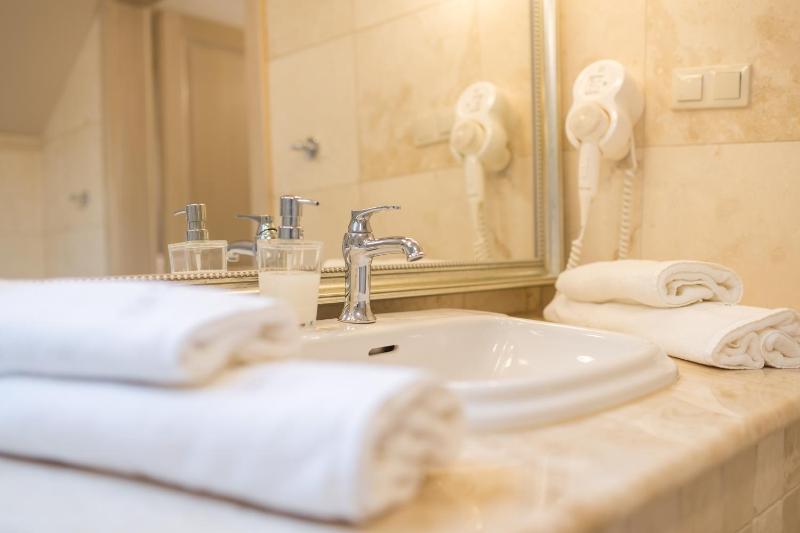 Luxury One-Bedroom Apartment I image 3
