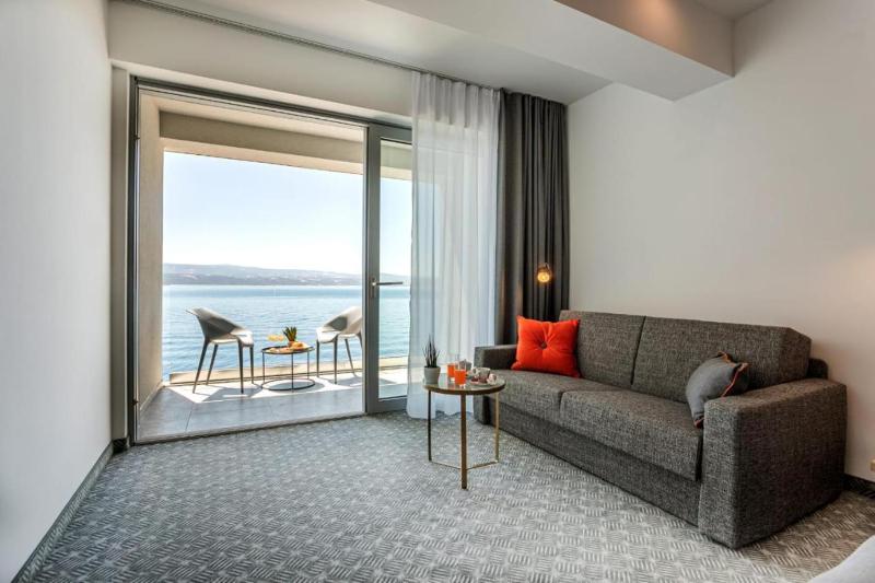Deluxe Double Room with Balcony and Sea View image 4