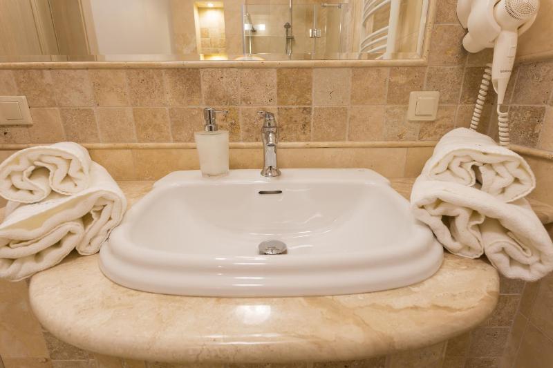 Luxury One-Bedroom Apartment III image 3